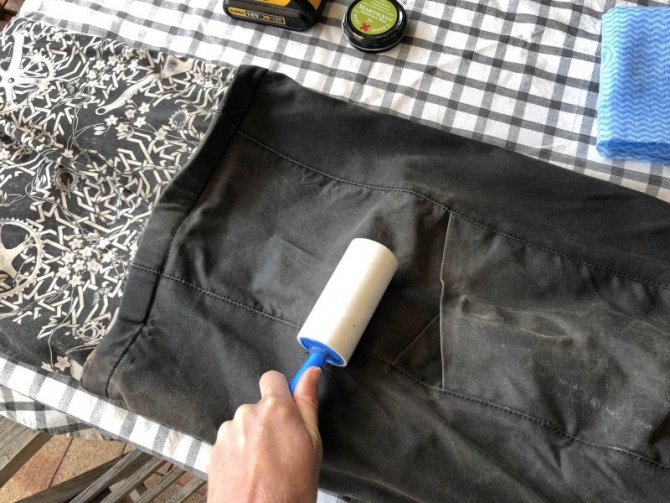 De-fluffing pack w/ a lint roller