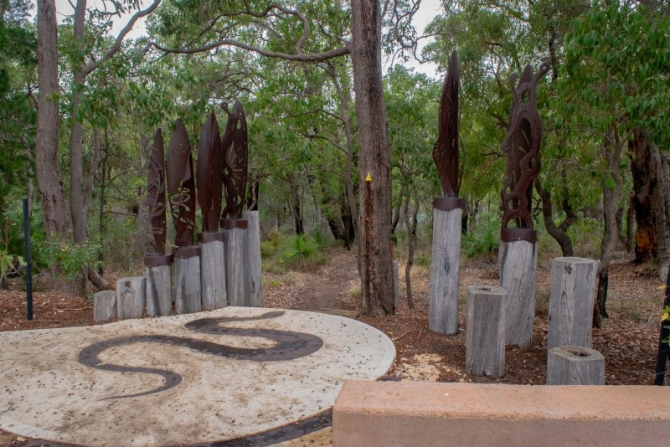 The Bibbulmun Spirit Poles sculptures at the entry to the Bibbulmun Track are a conceptual interpretation of the six language groups of the South West as created by Sharyn Egan. The leaf shaped panels refer to the Coolamon, an indigenous carrying vessel.