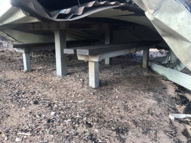 The roof on the shelter table